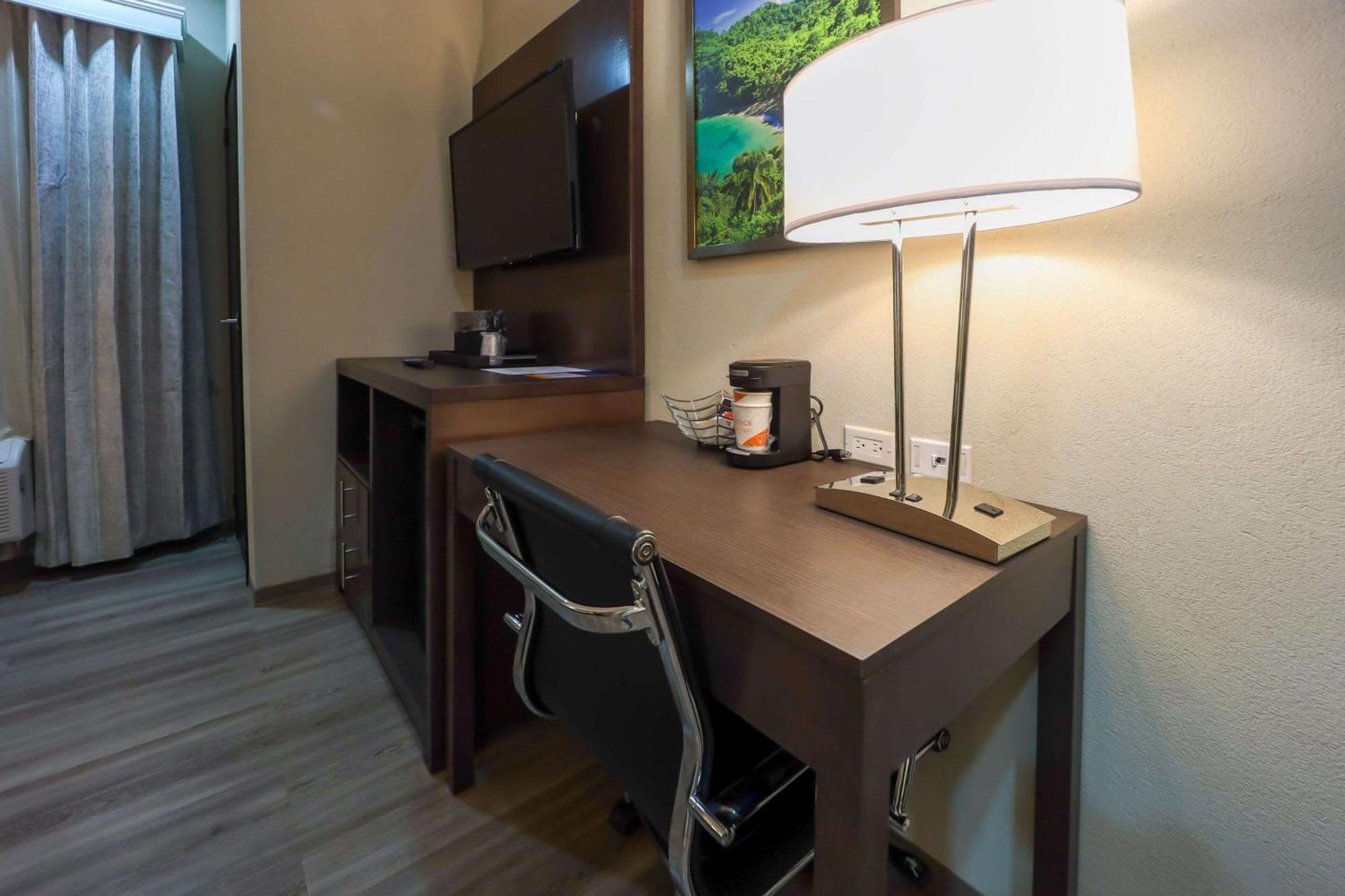 Comfort Inn & Suites Tobago Signal Hill Экстерьер фото
